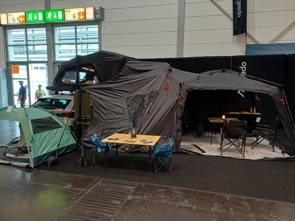 Vom Schlafplatz zum Aufenthaltsraum: Mit Vorzelt und passendem Zubehör wird das Dachzelt zur kleinen Camping-Oase.