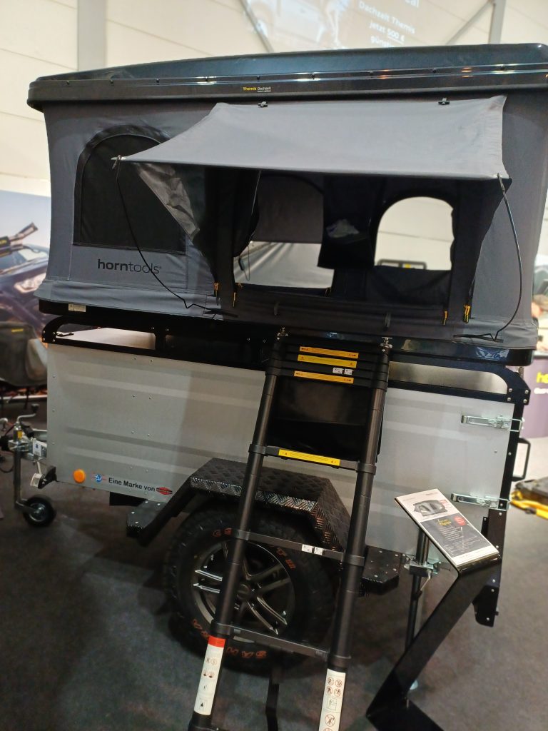 Geschlossen kompakt, geöffnet bereit fürs Abenteuer – die Boxlösung zeigt, wie schnell Camping heute gehen kann.